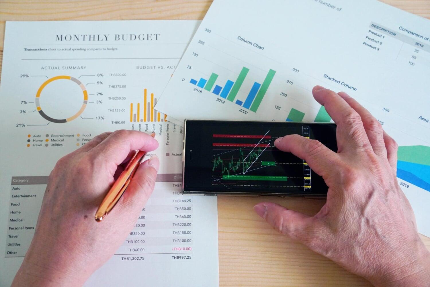 Retention Metrics Tracker + Churn Risk Scoring Grid